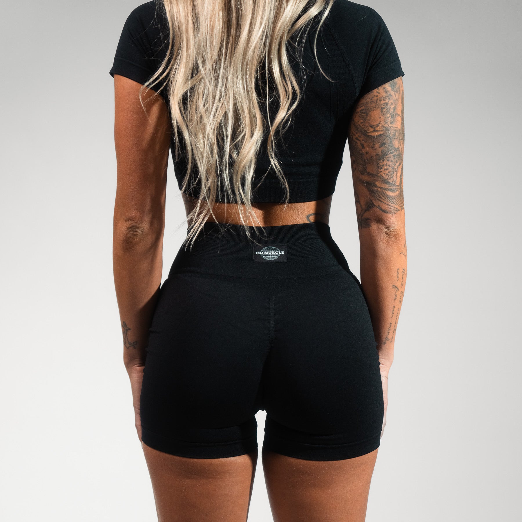 Worldwide Seamless Scrunch Short